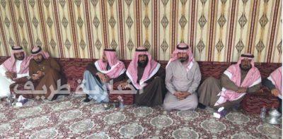 والد وذوي الشهيد موسى الشراري يعزون ذوي رجل الأمن طارق نزال الرويلي ويطمئنون على زميله المصاب