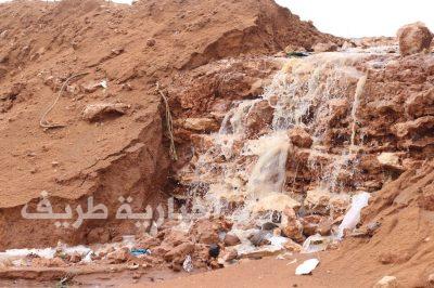 بالصور..شعيب طريف يسيل عقب سقوط أمطار غزيرة