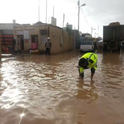 بالصور..بلدي طريف يقوم بجولة تفقدية على مواقع درء أخطار السيول وتصريف سيول الأمطار