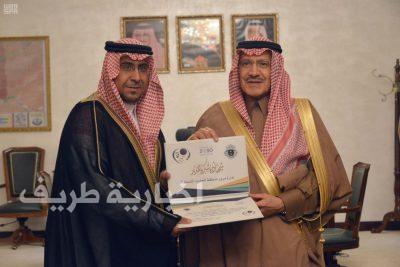 بالصور..أمير الحدود الشمالية يكرم الإدارات المشاركة في أسبوع المرور الخليجي الموحد