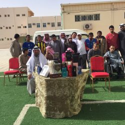 بالصور..طفل من ذوي الإحتياجات الخاصة يشارك مرور طريف توزيع المنشورات على المواطنين