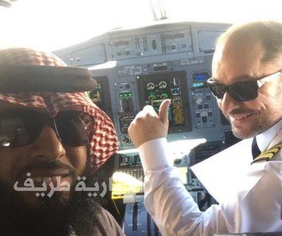 بالصور..مواطن يفاجأ بأنه الراكب الوحيد على متن رحلة “رفحاء – حائل” ويلتقط صوراً تذكارية مع الطاقم