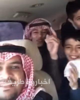 بالفيديو..مواطن ينقذ طلاب علقت حافلتهم بسبب الأمطار في عرعر