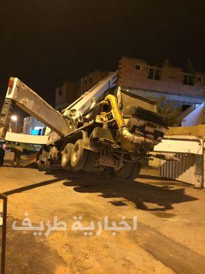 بالصور..سقوط رافعة في الشارع العام بطريف