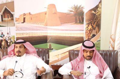 بالصور..مدير سياحة الشمالية يناقش عدة محاور هامة في ثاني أيام مهرجان الصقور بطريف