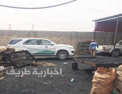 “التجارة” تعلن ضبط عمالة بحفر الباطن تعبئ فحمًا مجهولًا بعلامة تجارية معروفة