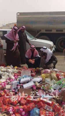 بالصور..بلدية طريف تضبط مستودع مواد غذائية وتصادر 3 طن من المواد الغذائية الفاسدة