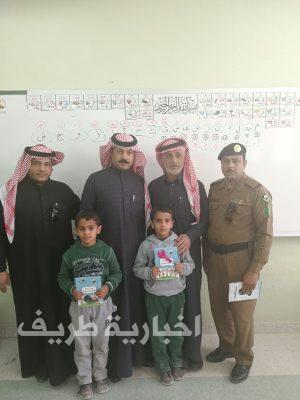 بالصور..مرور طريف يوزع مطويات على طلاب مدرسة القادسية