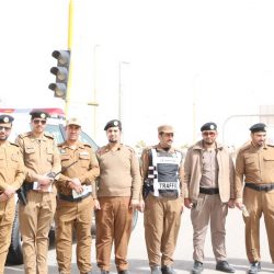 بالصور..مرور طريف يوزع الهدايا على الأهالي بمناسبة أسبوع المرور الخليجي الموحد