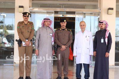 بالصور..مرور طريف يوزع الورود على المرضى المنومين بمستشفى طريف العام