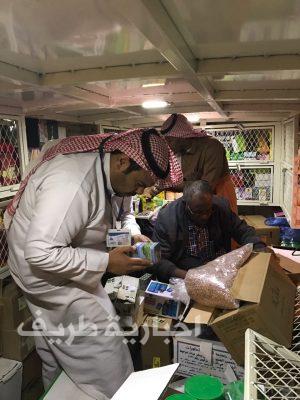 بالصور..بلدية طريف تضبط سيارة نقل محملة بمواد غذائية مجهولة المصدر