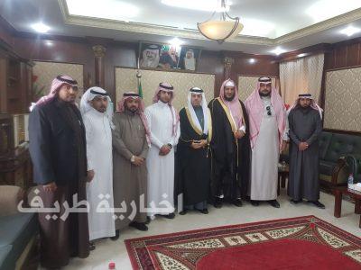 بالصور..منسوبو إدارة المساجد والدعوة والإرشاد بطريف يزورون محافظ طريف