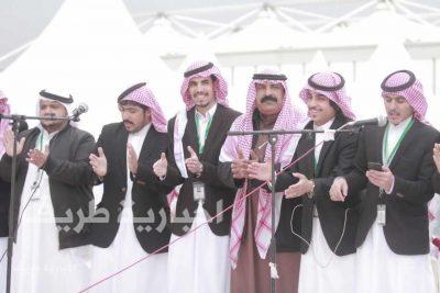 الموروث الشعبي “الدحة” متواجد في ملتقى الصقارين بطريف