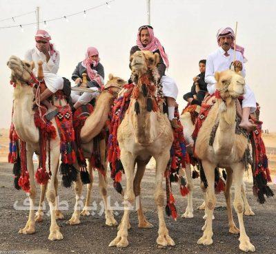 إقامة مسيرة “الهجن والخيول” بملتقى الصقارين بطريف