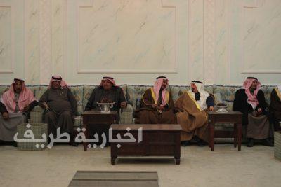 بالصور..رجل الأعمال زعل العقيلي يقيم مأدبة عشاء لذوي الشهيد فهد الرويلي