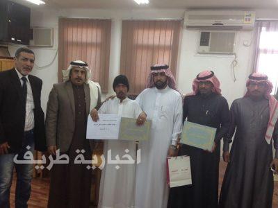 متوسطة عبدالله بن الزبير بطريف تكرم الطالب “الرويلي” ووالده لتفوقه العلمي بحفظ القرآن الكريم