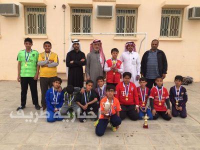 مدرسة القادسية تقيم دوري داخلي لكرة القدم .. والأسود يحرز اللقب