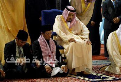 خادم الحرمين الشريفين يزور “مسجد الاستقلال” أكبر مساجد شرق آسيا ويؤدي الصلاة فيه