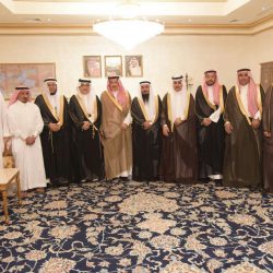 أمير الحدود الشمالية يلتقي مدير الجوازات بالمنطقة وعدداً من الضباط المترقين