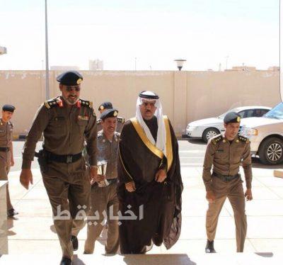 بالصور..محافظ طريف يزور مقر شرطة طريف ويطمئن على سير العمل
