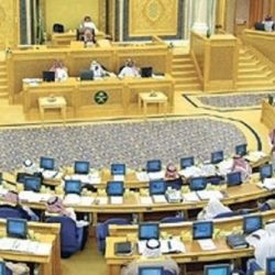 وزير العمل يصدر قراراً بقصر العمل في “المولات” على السعوديين والسعوديات