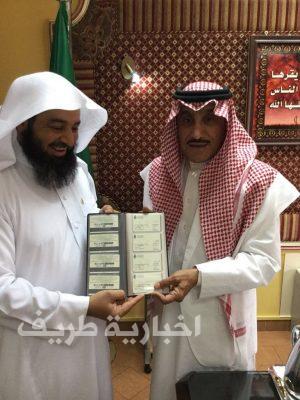 الأمير منصور بن عبدالله يدشن بطاقات التأمين الطبي لأيتام عرعر