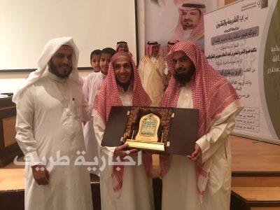 الشيخ فرج بن هليل العنزي يناقش أول رسالة ماجيستير بكلية الشريعة بجامعة الجوف