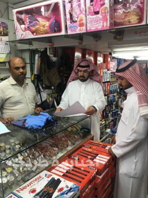 بالصور..مكتب عمل طريف يضبط وافد يبيع أجهزة جوال