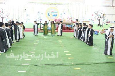 مدرسة بسمات بريئة الأهلية بطريف تحتفل بتخرج الدفعة الثالثة من رياض الأطفال