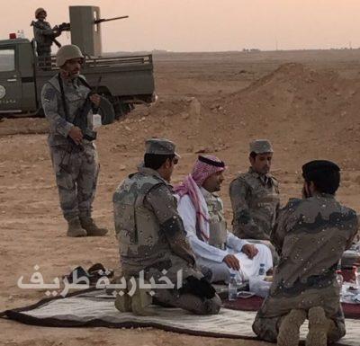بالصور..الأمير فيصل بن خالد يشارك رجال حرس الحدود بالشمالية طعام الإفطار