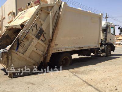 بالصور..سيارة النظافة ببلدية طريف تقع ضحية لهبوط طبقة الاسفلت بحي الفيصلية