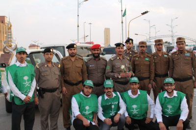 بالصور..متدربو فرع الكلية التقنية بطريف يوزعون الهدايا والعصائر على رجال الأمن المرابطين باليوم الوطني