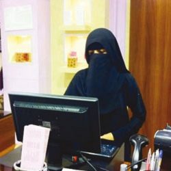 العمل : السماح لأم المواطن والمواطنة وابناء المواطنة بالعمل في «مهن السعوديين»