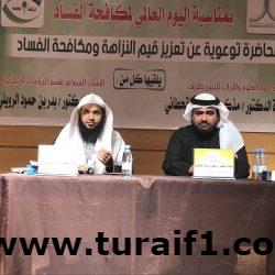 بالصور.مكتب الإشراف علي النقل بطريف يوزع مطويات توعوية على سائقي الشاحنات ويحذر المخالفين