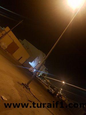 عمود إنارة آيل للسقوط يهدد المارة بحي سلطانة طريف