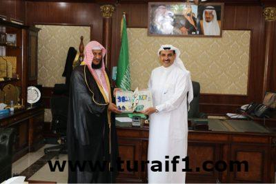 محافظ طريف يستلم جامع نجر بن صقر وسط طريف بعد انتهاء الأعمال فيه