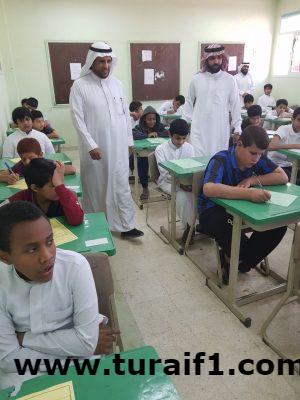 الشريف يتفقد سير الاختبارات بمدرسة متوسطة عبدالله ابن الزبير بطريف