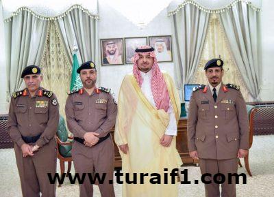 أمير الحدود الشمالية يقلد نائب ومساعد مدير الشرطة بالمنطقة رتبهما العسكرية الجديدة