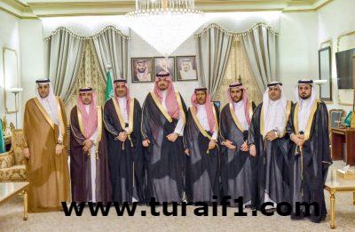 أمير الحدود الشمالية يستقبل رئيس وأعضاء لجنة أصدقاء الهلال الأحمر بالمنطقة