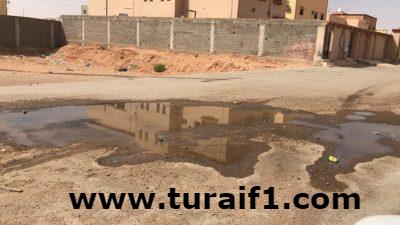 مستنقع مياه يؤرق أهالي حي العروبة بطريف .. ومطالبات بمعالجته