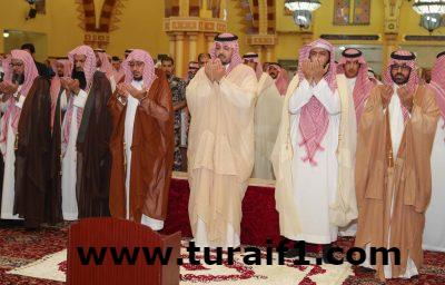أمير منطقة الحدود الشمالية يؤدي صلاة الاستسقاء مع جموع المواطنين بمدينة عرعر