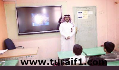 المعلم “الحويل” يبتكر طريقة لترغيب طلاب ابتدائية حطين في الحضور والالتزام .. وأولياء الأمور يشكرونه