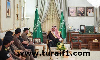 الأمير فيصل بن خالد بن سلطان يكرّم عدداً من منسوبي شرطة منطقة الحدود الشمالية