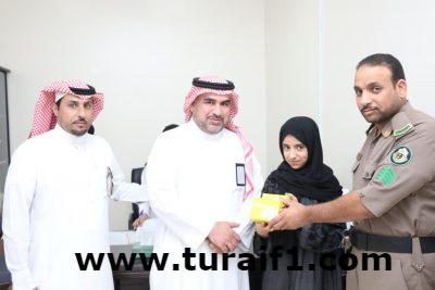 مدير القطاع الصحي بطريف يدشن تسليم اول جهاز سكر أطفال الكتروني بمحافظة طريف