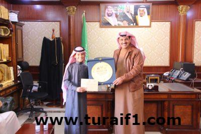 محافظ طريف يكرم طالب طريف سليمان العنزي الحائز على ذهبية مسابقة الفيزياء
