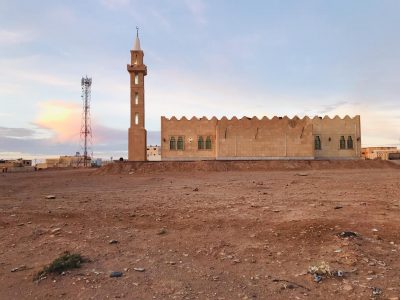 اهالي حي الفيصلية بطريف يطالبون بسفلتت الساحات المحيطة بجامع المصيول