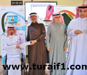 معالي مدير جامعة الحدود الشمالية يسلم طلاب وطالبات الجامعة من أصحاب الهمم ( أجهزة آيباد )