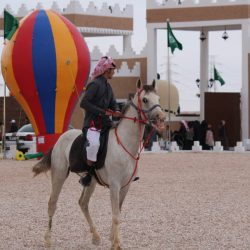 أمير الحدود الشمالية يزور ركن مكتب خدمات المياه بمحافظة طريف المشارك بمهرجان الصقور