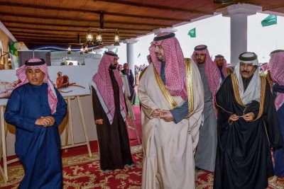 أمير منطقة الحدود الشمالية يزور جناح جمعية الثقافة والفنون في مهرجان الصقور بطريف