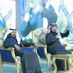 مجسم للنفط و”دفاعه” تستوقف زوار مهرجان الصقور بطريف